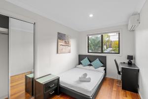 Χώρος καθιστικού στο Refined Surfers Paradise Escape with Captivating Night City Views