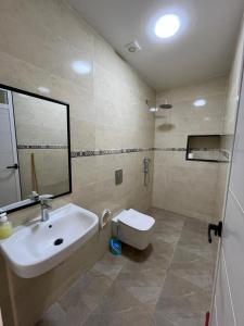 Hostel Atlantic view Tamraght في Tamraght Ouzdar: حمام مع حوض ومرحاض +39 صورة