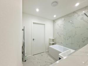 Ένα μπάνιο στο Stylist Nicely Furnished 2BR Apartment in London RM33 +18 φωτογραφίες