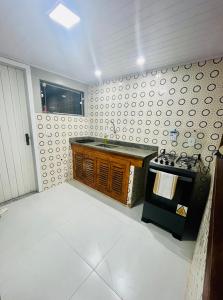 a kitchen with a counter and a stove in it at Casa Canto de Geribá, 10 min da Praia in Búzios