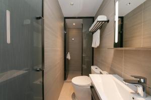 Ένα μπάνιο στο Hanting Hotel Beijing South Railway Station Gongyi Dongqiao +11 φωτογραφίες