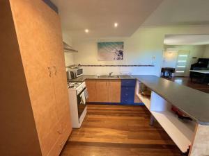 Η κουζίνα ή μικρή κουζίνα στο Mambo #5 Double Storey Holiday Home