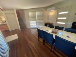 Η κουζίνα ή μικρή κουζίνα στο Mambo #5 Double Storey Holiday Home