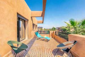 un balcon avec des chaises et des tables sur un immeuble dans l'établissement Luxury 4-ROM Villa with private Heated pool in Akenza ,free Airport transport service, à El Rhechat