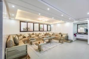 un grand salon avec un canapé et une table dans l'établissement Luxury 4-ROM Villa with private Heated pool in Akenza ,free Airport transport service, à El Rhechat