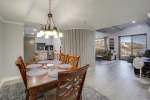 una sala da pranzo e un soggiorno con tavolo di Near Sugar Mountain Renovated Condo with Views! a Sugar Mountain