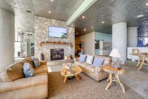 un soggiorno con divano e camino di Near Sugar Mountain Renovated Condo with Views! a Sugar Mountain