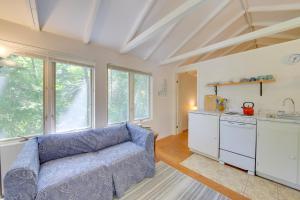 Köök või kööginurk majutusasutuses Couples Getaway Near Beaches Northport Cottage +17 fotot