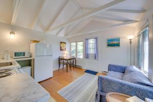 Köök või kööginurk majutusasutuses Couples Getaway Near Beaches Northport Cottage