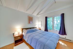 Voodi või voodid majutusasutuse Couples Getaway Near Beaches Northport Cottage toas