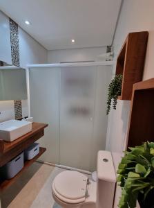 a bathroom with a toilet and a sink at AptoVistamarArtachoJuradoComRoupaCamaBanho in Santos +67 photos