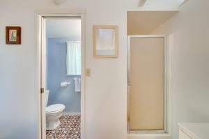 Vannituba majutusasutuses Couples Getaway Near Beaches Northport Cottage