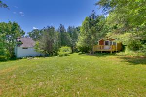 Aed väljaspool majutusasutust Couples Getaway Near Beaches Northport Cottage