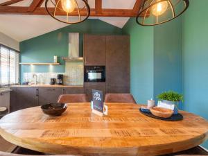 - une table en bois dans une cuisine avec salle à manger dans l'établissement Reggezicht, à Hellendoorn 14 autres photos