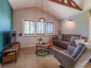 un salon avec un canapé et une table dans l'établissement Reggezicht, à Hellendoorn