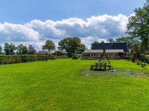 a picnic table in a field in front of a building at Regge en Weidezicht in Hellendoorn