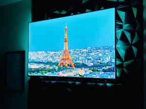 Televiisor ja/või meelelahutuskeskus majutusasutuses Modern Studio Flat in Leicester City Centre