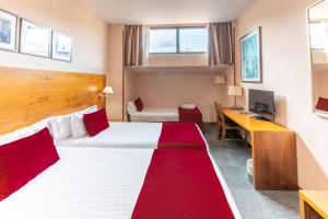 サラマンカにあるHospedium Hotel Casino Del Tormesのベッド2台と机があるホテルの部屋