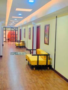a room with yellow beds in a building at Hotel Casa Santiago in Estación El Salto +1 photo
