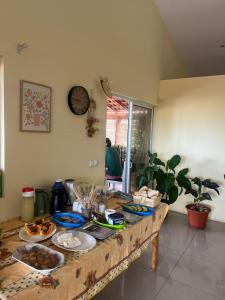 una cocina con una mesa con platos de comida. en casavaz, en Tarrafal