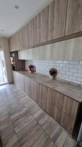 un perro sentado en un estante en una habitación en Quincho Sauco en Colonia Benitez, en Colonia Benítez