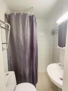 Koupelna v ubytování Cozy Nordic Studio in the Heart of Helsinki