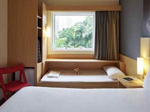een kleine slaapkamer met een bed en een raam bij ibis Rio de Janeiro Centro in Rio de Janeiro