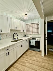 Una cocina o cocineta en Tranquil Ground Floor Unit Central Honolulu & AC