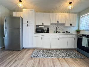 Una cocina o cocineta en Tranquil Ground Floor Unit Central Honolulu & AC 11 fotos más