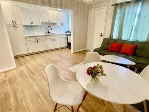 Una cocina o cocineta en Tranquil Ground Floor Unit Central Honolulu & AC