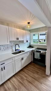 Una cocina o cocineta en Tranquil Ground Floor Unit Central Honolulu & AC