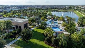 eine Luftaufnahme eines Resorts mit Pool und See in der Unterkunft Luxury and Spacious Villa with Pool and Hot Tub just minutes from Disney in Kissimmee