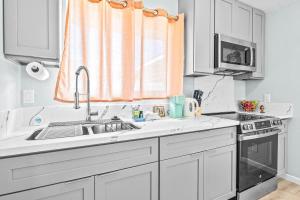 Una cocina o cocineta en Honolulu Central 1 Bd 1 Ba