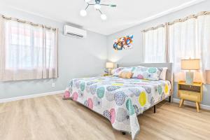 Una cama o camas en una habitación de Honolulu Central 1 Bd 1 Ba