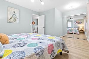 Una cama o camas en una habitación de Honolulu Central 1 Bd 1 Ba 7 fotos más