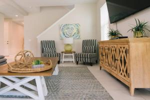 ein Wohnzimmer mit zwei Stühlen und einem Tisch in der Unterkunft Luxury and Spacious Villa with Pool and Hot Tub just minutes from Disney in Kissimmee