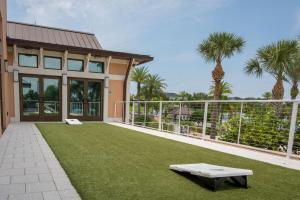 ein Haus mit einem großen Garten mit grünem Rasen in der Unterkunft Luxury and Spacious Villa with Pool and Hot Tub just minutes from Disney in Kissimmee