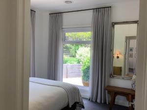 Postel nebo postele na pokoji v ubytování The Blue Door