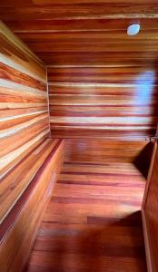 eine Holzsauna mit Holzboden in einem Zimmer in der Unterkunft Finca de Descanso El Ocaso in Sevilla
