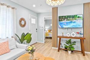 Una televisión o centro de entretenimiento en Family-friendly 2BD 2BA 2 Parkings Honolulu Home