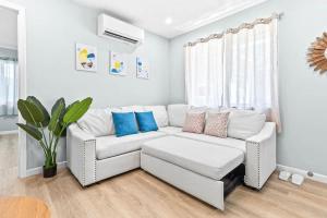 Un lugar para sentarse en Family-friendly 2BD 2BA 2 Parkings Honolulu Home