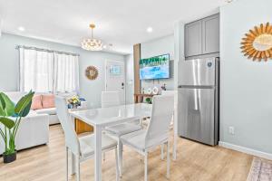 Una cocina o cocineta en Family-friendly 2BD 2BA 2 Parkings Honolulu Home