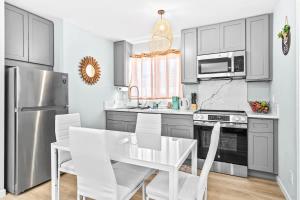 Una cocina o cocineta en Family-friendly 2BD 2BA 2 Parkings Honolulu Home 17 fotos más