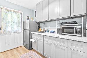 Una cocina o cocineta en Honolulu Studio City Vibez 7 fotos más