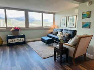 Posezení v ubytování New Waikiki High-Rise 1BR with Split AC & Full Kitchen