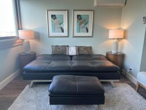 Posezení v ubytování New Waikiki High-Rise 1BR with Split AC & Full Kitchen