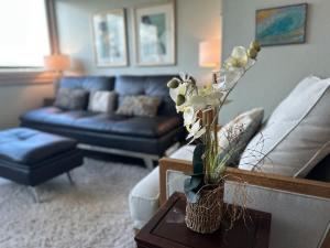 Posezení v ubytování New Waikiki High-Rise 1BR with Split AC & Full Kitchen