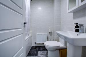 达特福德NEW! 5BR Gem by Prime Vault Properties, Town Centre Near Train Station with Driveway Parking的带马桶和水槽的白色浴室