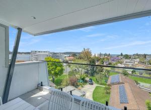 ein Blick vom Balkon eines Hauses in der Unterkunft Modern 4-Bed Townhouse with Water Views in Malua Bay