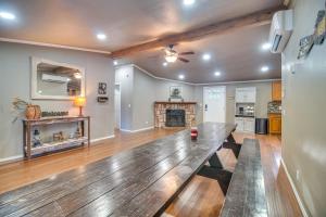 un grand salon avec une table en bois et une cheminée dans l'établissement Private Dock Grand Lake Family Home, à Eucha